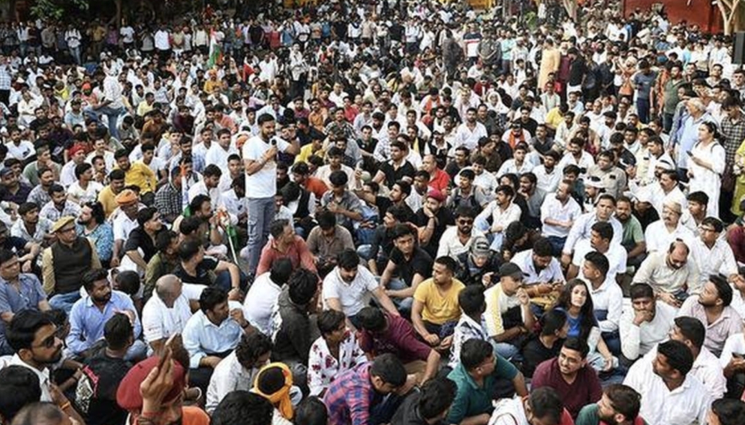 जंतर-मंतर पर बवाल: घमासान