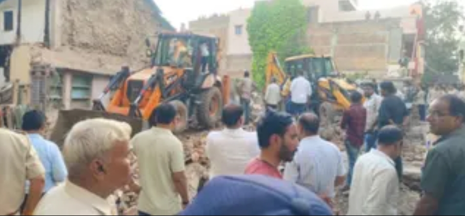 इंदौर (सांवेर) में पुरानी इमारत ढहने से दर्दनाक हादसा और मौते