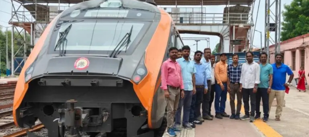 भारतीय रेलवे का तकनीकी मील का पत्थर: 130 किमी/घंटा की गति से 'वंदे भारत फ्रेट ईएमयू' का सफल परीक्षण 