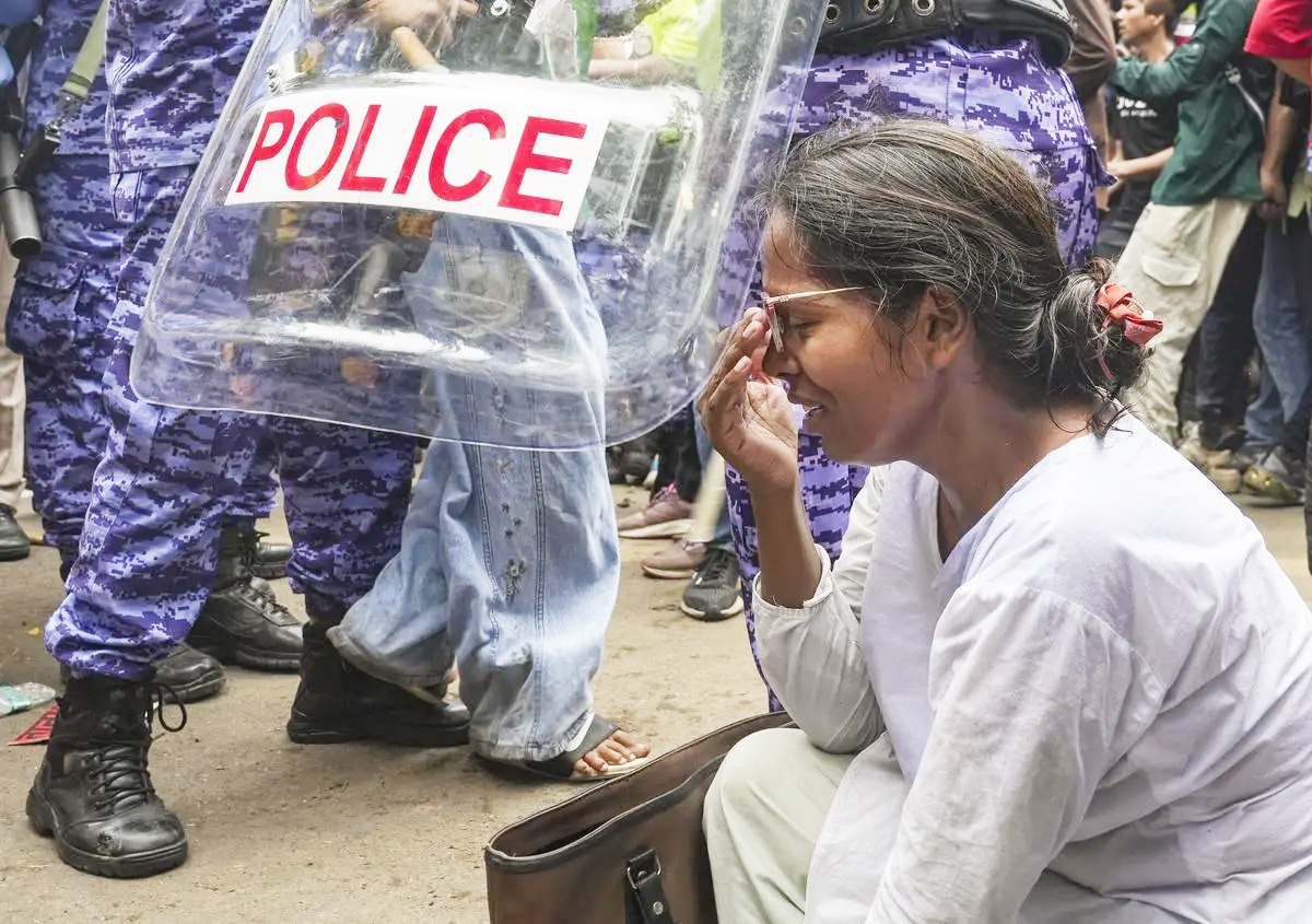 सत्ता, संस्थान व संदेह