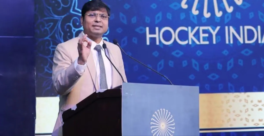हॉकी इंडिया का कड़ा एक्शन: DG आरके श्रीवास्तव के प्रशासनिक अधिकार छीने गए