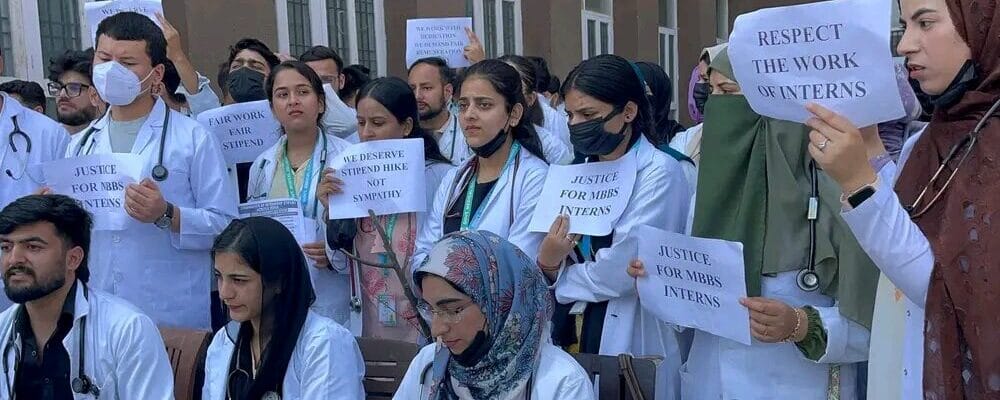 कश्मीर के इंटर्न: 'हम अस्पताल चलाते हैं, वजीफा बस का किराया भी पूरा नहीं करता' 
